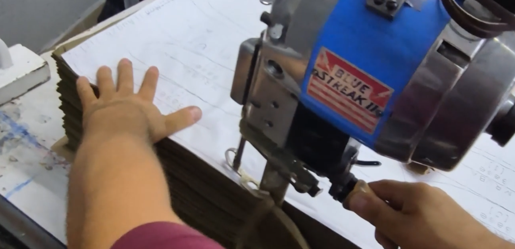 Cutting cotton fabric on a cutting machine in the Kesimhane